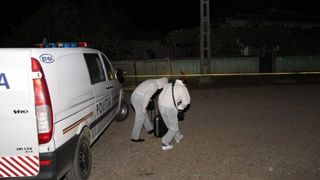 Şi-a pus capăt zilelor de dorul părinţilor. Un t&acirc;năr de 17 ani s-a sp&acirc;nzurat cu un cablu electric