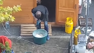 Plăcinte făcute cu bormaşina. Aşa ceva n-ai mai văzut. Amendă record pentru vinovat