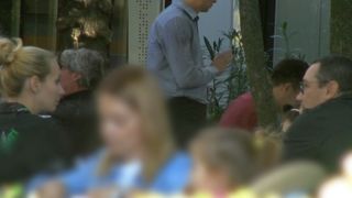 Victor Ponta şi Daciana S&acirc;rbu au ieşit &icirc;mpreună &icirc;n oraş chiar dupa incheierea referendumului VIDEO