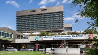 Anchetă de proporţii la AKH Viena, spitalul preferat al bogaţilor din Rom&acirc;nia! Toţi plăteau sume uriaşe să fie operaţi de un doctor renumit, dar erau operaţi de asistenţii lui