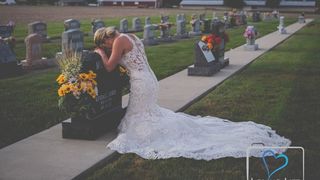 Imagini emotionante! A mers la cimitir în ziua în care trebuia să se mărite, la mormântul logodnicului ei