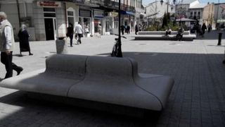 Sacoşă doldora de bani găsită pe o bancă din centrul oraşului. Ce a făcut bărbatul care a găsit 300 de milioane de lei vechi