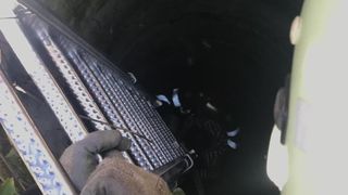 Femeie din V&acirc;lcea, salvată de pompieri după ce a căzut &icirc;ntr-o f&acirc;nt&acirc;nă dezafectată