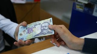 Cum &icirc;ţi scazi ratele la bănci fără să stai o zi prin tribunale. Din ce &icirc;n ce mai mulţi rom&acirc;ni apelează la această soluţie