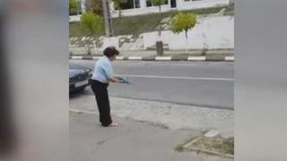 Pune cioburi pe trotuar ca sa nu-si mai parcheze oamenii masinile. Se intampla in Gorj, in apropierea unei gradinite.