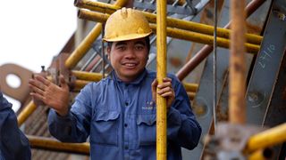 Muncitorii vietnamezi iau cu asalt Romania! Cat platesc companiile romanesti pentru fiecare angajat adus din Asia!