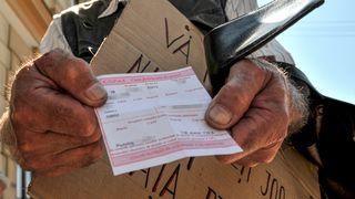 Pensionarii s-au adunat în Piaţa Victoriei pentru a protesta împotriva Legii Pensiilor