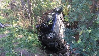 Doi bărbaţi au murit, iar o t&acirc;nără de 19 ani este rănită, după ce maşina &icirc;n care se aflau a căzut &icirc;n r&acirc;pă