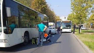 Accident cumplit, astazi, in Bucuresti. O femeie a fost lovita de o masina si proiectata in geamul unui autobuz!