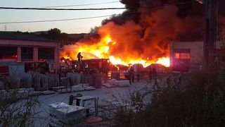 Incendiu violent la un depozit de anvelope si piese auto!