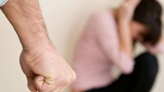 Totul este o inscenare, le-a spus politistilor barbatul care si-a sechestrat si batut sotia si fetita in fata camerelor video pe care le avea in casa.