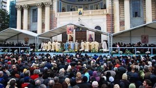 Sute de mii de credinciosi se indreapta spre Iasi pentru a se ruga la moastele Sfintei Parascheva.