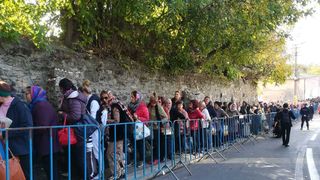 A &icirc;nceput pelerinajul de Sf&acirc;nta Parascheva! Cozile se &icirc;ntind pe c&acirc;ţiva kilometri