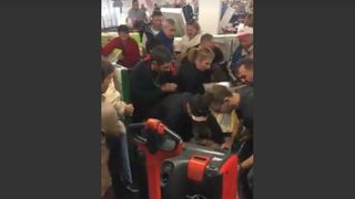 Clientii unui supermarket din Navodari s-au calcat in picioare pentru a prinde o reducere la un produs! S-au batut pentru niste bancute