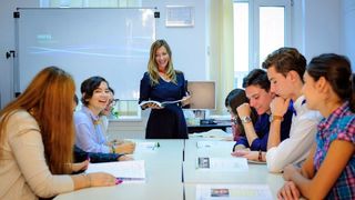 Adio, cadouri pentru invatatori si profesori! Nici meditatiile cu elevii de la clasa nu mai sunt permise. Asta prevede noul cod etic al cadrelor didactice