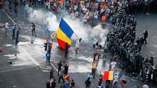 Doi bărbaţi, reţinuţi pentru agresarea unor jandarmi la mitingul din 10 august din Piaţa Victoriei