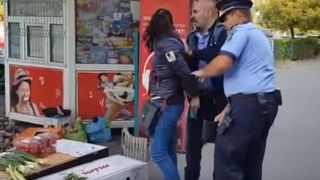 Vânzătoare de zarzavat din Prahova, încătuşată de poliţişti pentru că vindea ceapă la colţ de stradă