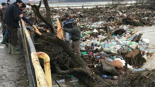 Un pod rupt de ape a devenit bariera pentru tone intregi de gunoaie, pe raul Olt