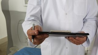 Un barbat s-a dat doctor ginecolog si a violat peste 30 de femei! Trebuia sa fie arestat de anul trecut, dar politia l-a lasat in libertate