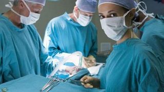 Medicii din Romania pleaca in strainatate, iar statul se roaga de cei batrani sa iasa mai tarziu la pensie. "In ritmul asta, nu rezistam!"