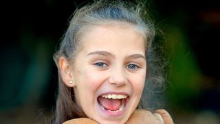 Este frumuşică foc, &icirc;nsă n-ai putea niciodată să o strigi pe nume. Are 25 de prenume şi nici ea nu le ştie pe toate