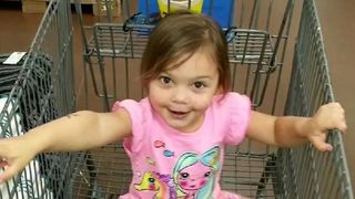 Copil bătut şi legat cu cureaua de vasul toaletei, de concubinul mamei. Bărbatul nu a suportat despărţirea de mama fetei