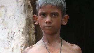 Are doar 11 ani şi i se spune "Copilul diavolului". El este băiatul pe care oamenii acceptă cu greu să-l privească