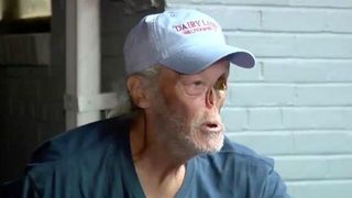 Are chipul desfigurat din cauza unei boli crunte, dar ţi se rupe sufletul c&acirc;nd auzi cum &icirc;l tratează oamenii. Ce a putut să-i spună o femeie e strigător la cer