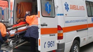 Alertă. Un bărbat a fost &icirc;njunghiat mortal, iar altul este rănit. Se caută atacatorul