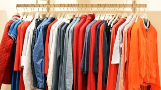 Pericolul din şifonier. Hainele acestea ne &icirc;mbolnăvesc. Avertismentul specialiştilor