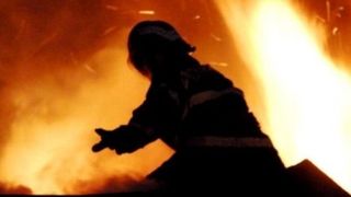 Incendiu la un complex comercial de mobilă din Capitală. Două persoane au fost transportate la spital