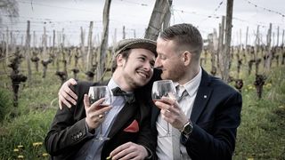 Vacanţă gay &icirc;n Rom&acirc;nia! Britanicii plătesc bani grei să-l caute pe Dracula alături de partenerii de acelaşi sex