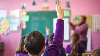 Elevi terorizaţi de învăţătoare! Dascălul ţipă şi râde în timpul orelor