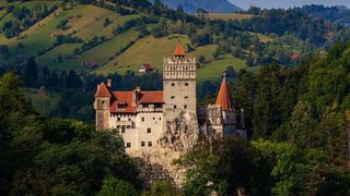 Calvarul prin care trec turiştii pentru a ajunge la Castelul Bran. Între Râşnov şi Bran se circulă pe o singură bandă