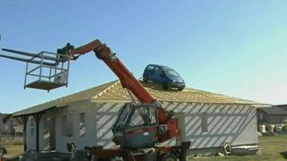 Maşina de pe acoperiş, dovadă că lucrarea este rezistentă! Iată ideea unui constructor din Arad