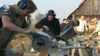 Străinii vin &icirc;n Rom&acirc;nia şi muncesc &icirc;n locul nostru. Activităţi de voluntariat pentru refacerea atelierelor de odinioară