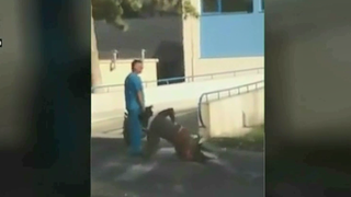 Un bărbat a fost filmat în agonie, târându-se în genunchi, imediat după externarea de la cel mai mare spital din Călăraşi. Poliţia a deschis ancheta