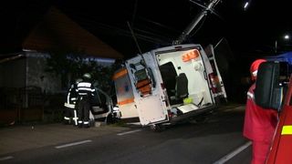 O ambulanţă condusă de un şofer beat a fost implicată în accident, la Braşov. Asistenta şi pacientul, grav răniţi