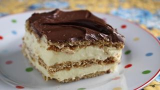 Reţeta zilei. Prajitură fără coacere, cu biscuiţi şi budincă. E gata &icirc;n 10 minute