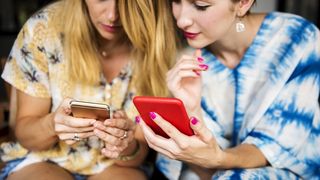 S-a uitat &icirc;n telefonul soţului fără permisiunea lui. Ce s-a &icirc;nt&acirc;mplat apoi face &icirc;nconjurul lumii