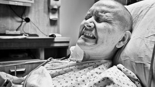 Soţia lui a fost diagnosticată cu cancer, iar el nu s-a dezlipit de patul ei, p&acirc;nă &icirc;n ultima clipă. Povestea lor o să te facă să pl&acirc;ngi &icirc;n hohote