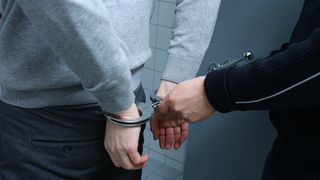 Descindere &icirc;n forţă la Spitalul Militar din Timişoara! Medic ridicat de procurori, după ce a primit mită