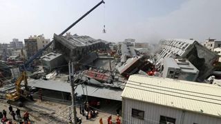 Bilanţul estimat al cutremurului de 7,5 grade arată cel puţin 4.587 persoane, iar 8.585 au fost rănite; zeci de mii de oameni nu au locuinţă, apă sau curent