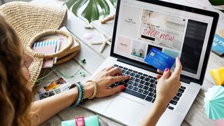 Ţeapă la drumul mare! Comenzile de haine de pe internet sunt &icirc;nşelătorii curate! Produsele diferă complet de fotografiile prezentate pe site-uri