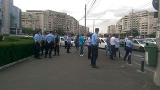 Scandal uriaş în Ploieşti! Poliţiştii au fost agresaţi de mai mulţi romi, în plină stradă