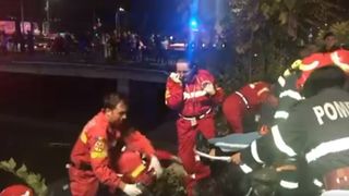 Accident dramatic &icirc;n Bucureşti! O maşină a căzut &icirc;n r&acirc;ul D&acirc;mboviţa. Salvatorii sunt la faţa locului