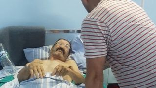Nea Vasile, bătr&acirc;nul fără picioare ce locuia &icirc;ntr-o maşina. Aştepta să primească primii bani din pensie să-şi poată asigura un acoperiş deasupra capului