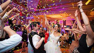 Te-ai căsătorit? Fiscul te-a luat &icirc;n vizor. Zeci de cupluri din Rom&acirc;nia s-au trezit cu somaţii acasă