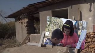 Marina şi Alexandru sunt orfani de tată, iar mama i-a părăsit. Acum îşi duc zilele într-o sărăcie lucie. Mesajul transmis mamei îţi rupe inima