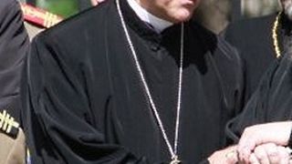 Drama episcopului din Oradea! S-a &icirc;mbolnăvit grav după incendiul de la Palatul Episcopal! A fost transportat acum la un spital din Italia